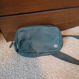 Medium Forest/Dark Forest Green Lululemon 1L Belt Bag